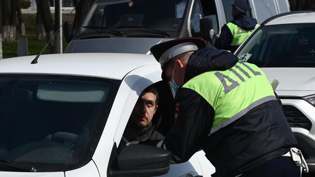 Сотрудники дорожно-патрульной службы проверяют автомобили на посту при въезде в город Ростов-на-Дону