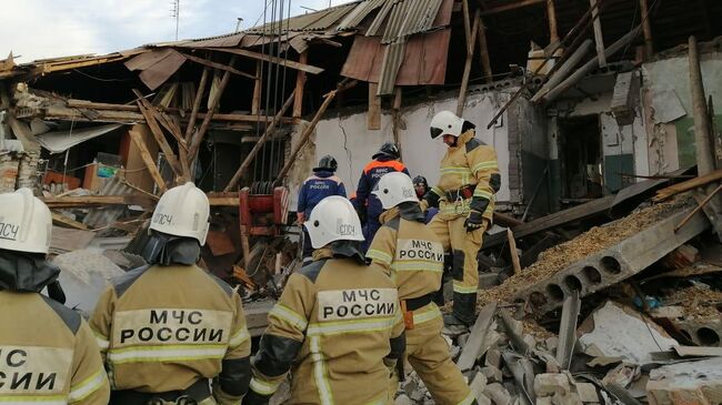 Сотрудники МЧС на месте взрыва газового баллона в доме в Нижегородской области