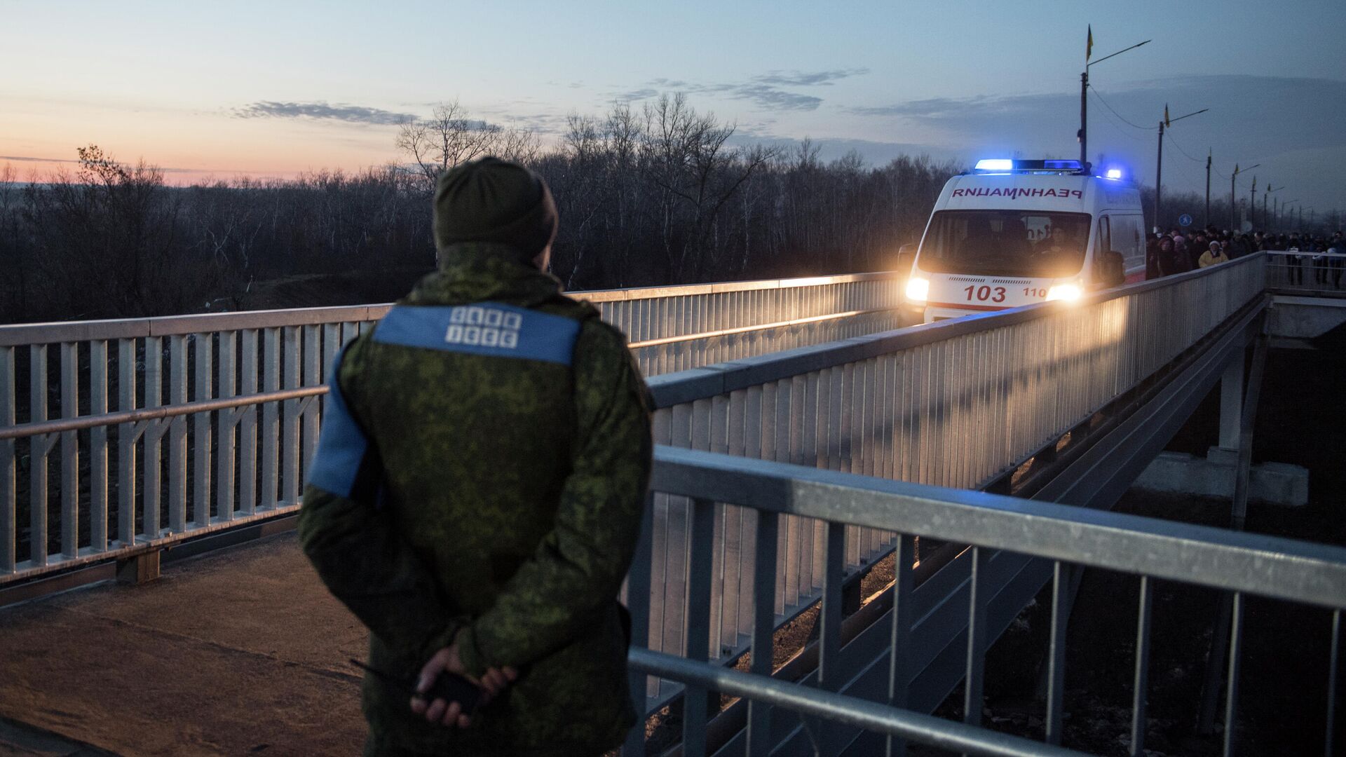 Машина скорой помощи на контрольно-пропускном пункте Станица Луганская - РИА Новости, 1920, 05.11.2020