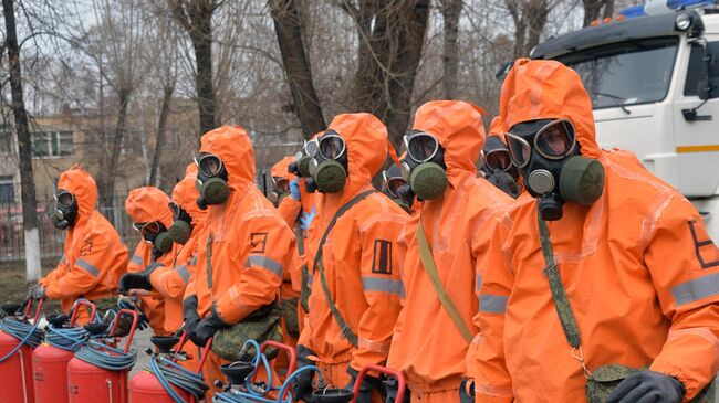 Сотрудники службы областного управления МЧС по Челябинской области перед началом обработки медицинских учреждений в Челябинске