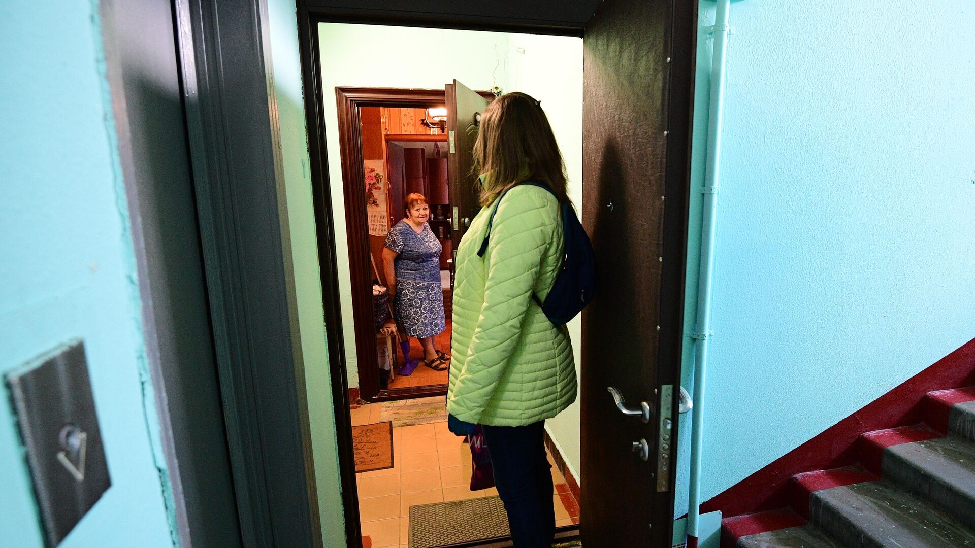 Социальный работник передает доставленные на дом продукты пенсионерке в Москве - РИА Новости, 1920, 16.11.2020