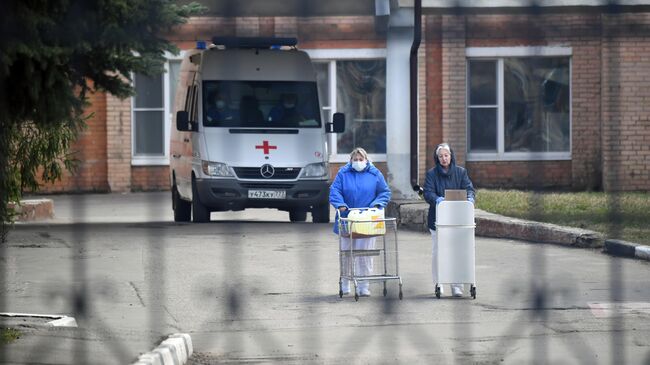 Медсестры у здания Федерального клинического центра высоких медицинских технологий ФМБА в Химках