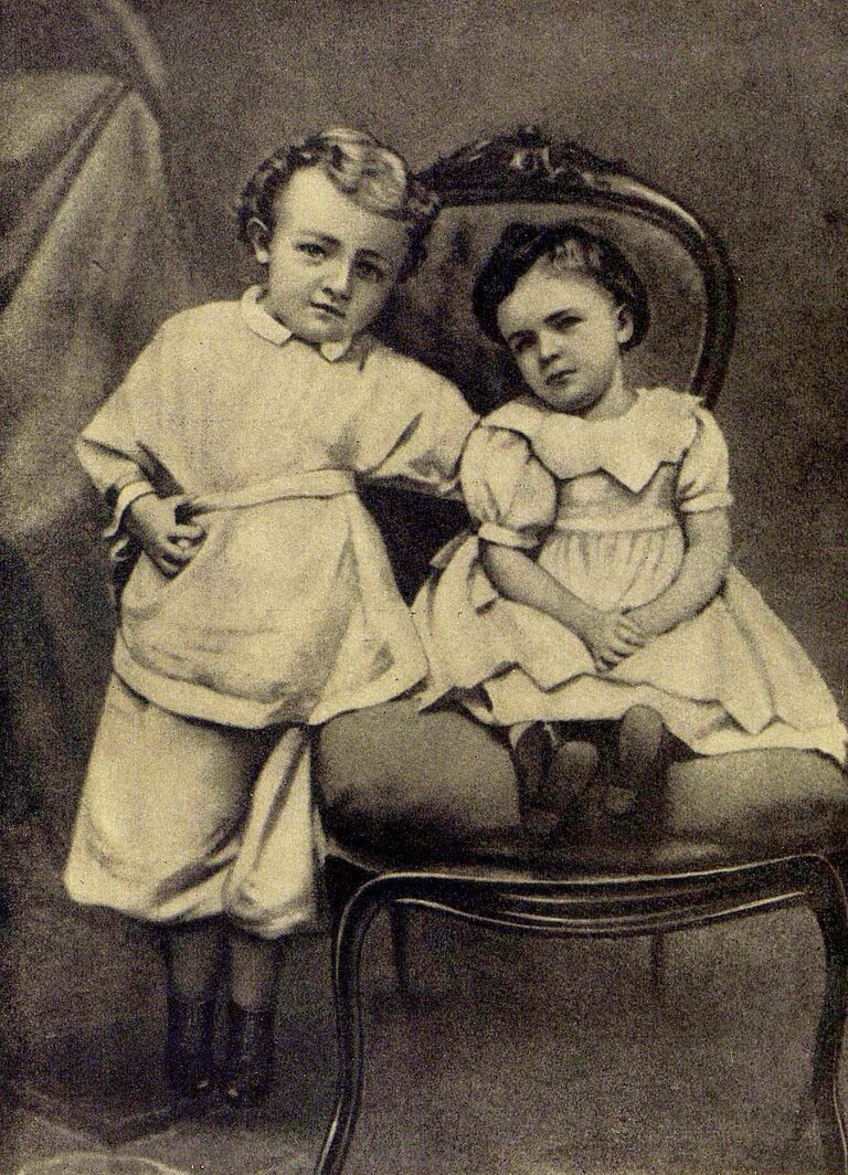 Ленин (Ульянов) Владимир Ильич в детском возрасте с сестрой Ольгой. 1874 г. (1960 г.) 