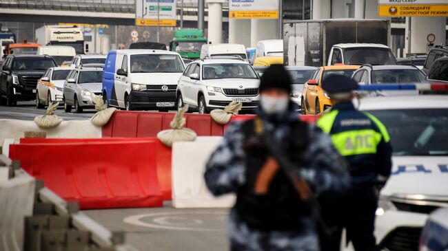 Сотрудники дорожно-патрульной службы ГИБДД на блокпосту при въезде в Москву 