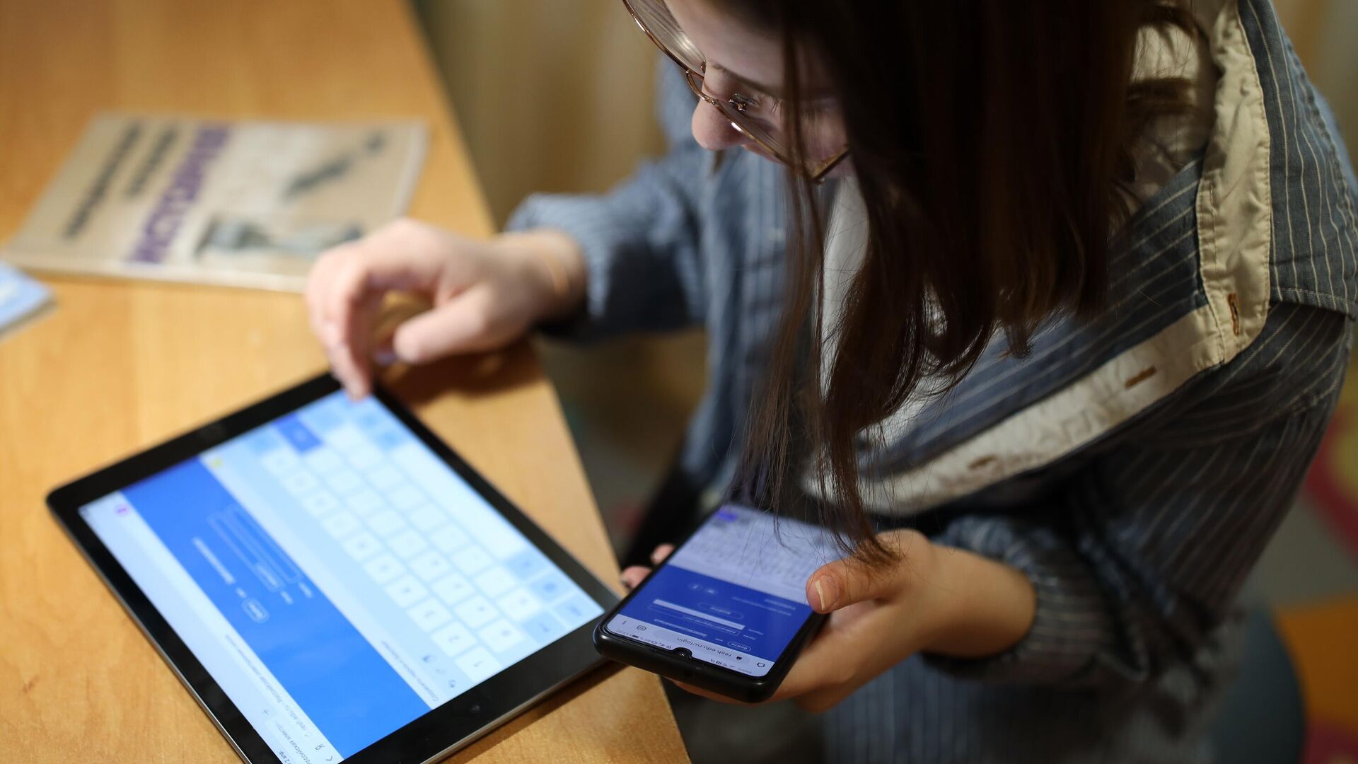 Школьница во время дистанционного обучения дома - РИА Новости, 1920, 10.08.2020