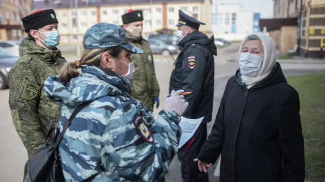 Члены станичного казачьего общества совместно с сотрудниками правоохранительных органов патрулируют улицы Рузы во время режима самоизоляции в Московской области