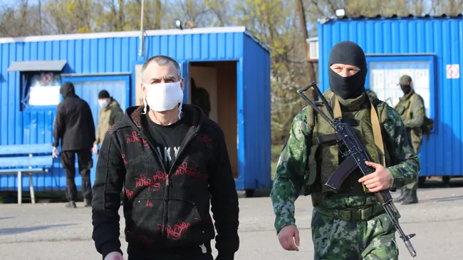 Обмен пленными между ДНР и Киевом на КПП на окраине города Горловка в Донецкой области