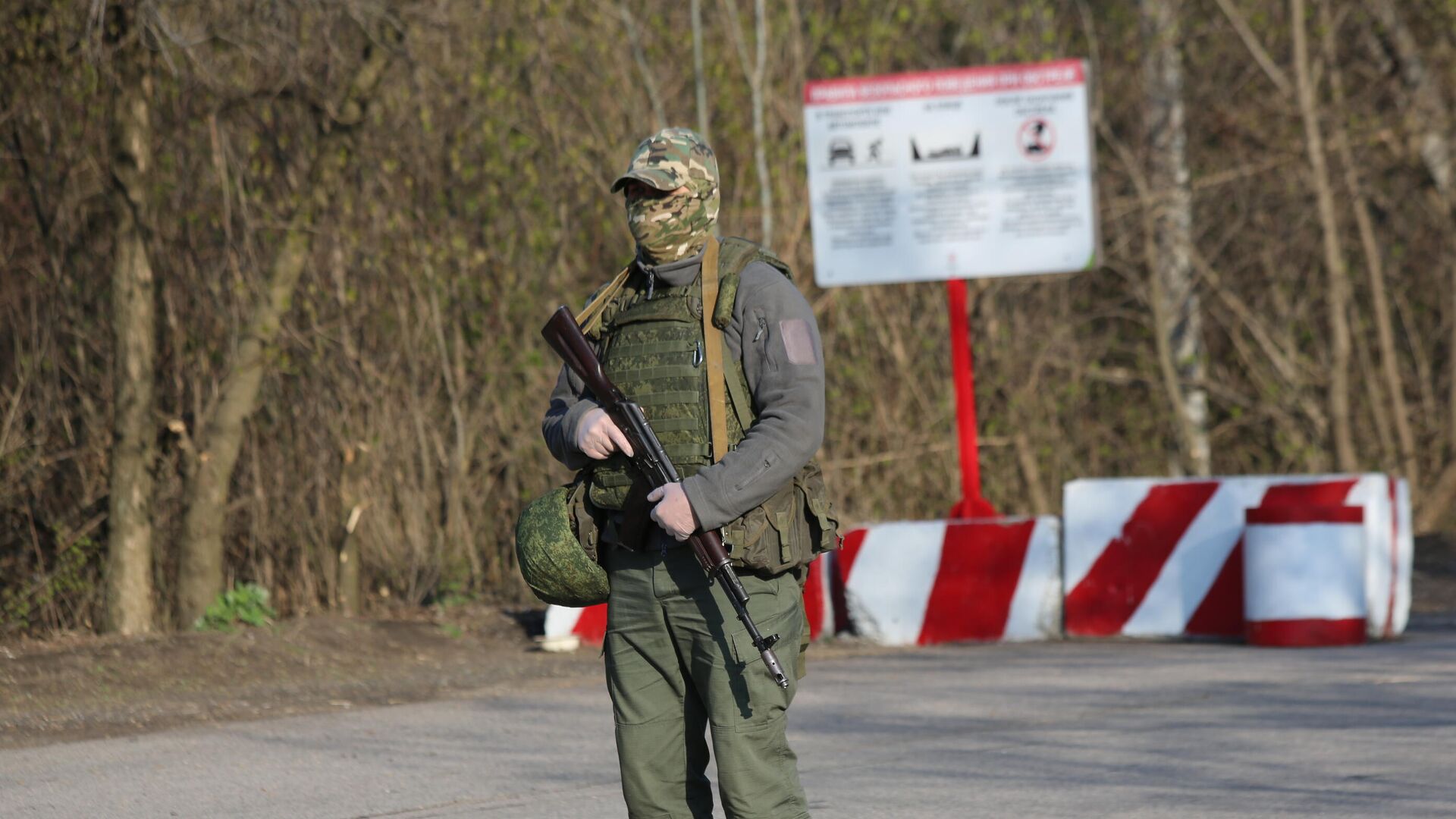 Военнослужащий ДНР на КПП на окраине города Горловка в Донецкой области - РИА Новости, 1920, 10.03.2021