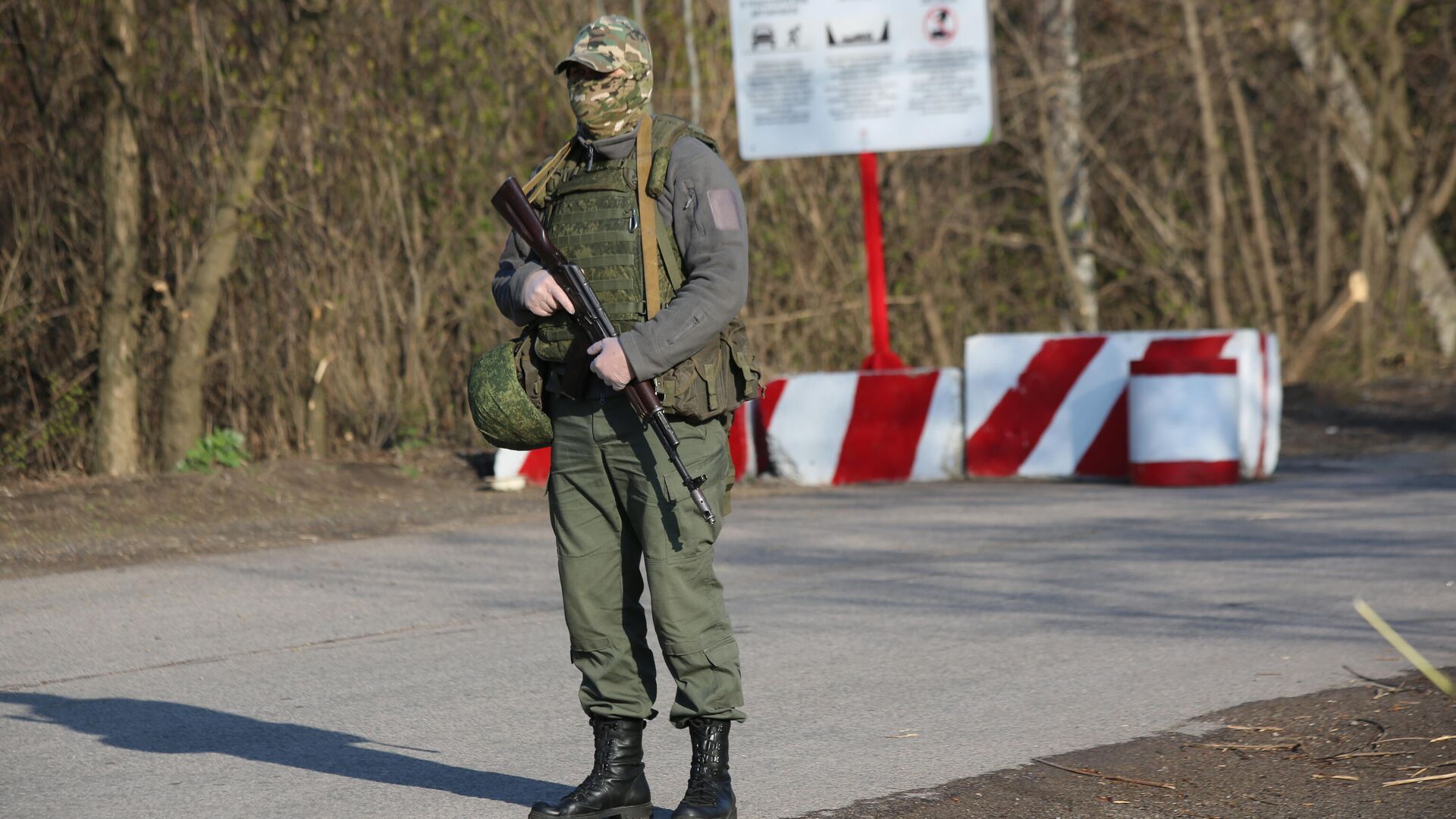 Военнослужащий ДНР на КПП на окраине города Горловка в Донецкой области - РИА Новости, 1920, 10.03.2021