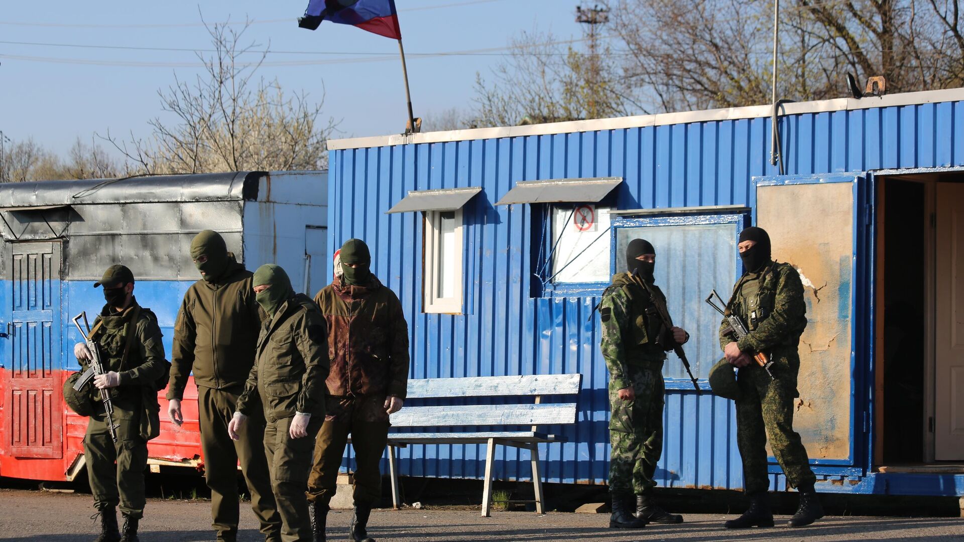 Военнослужащие ДНР на КПП на окраине города Горловка в Донецкой области - РИА Новости, 1920, 29.11.2020