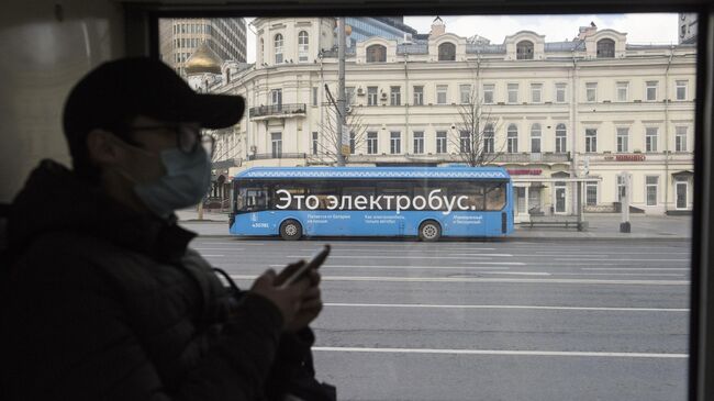 Мужчина в салоне электробуса в Москве