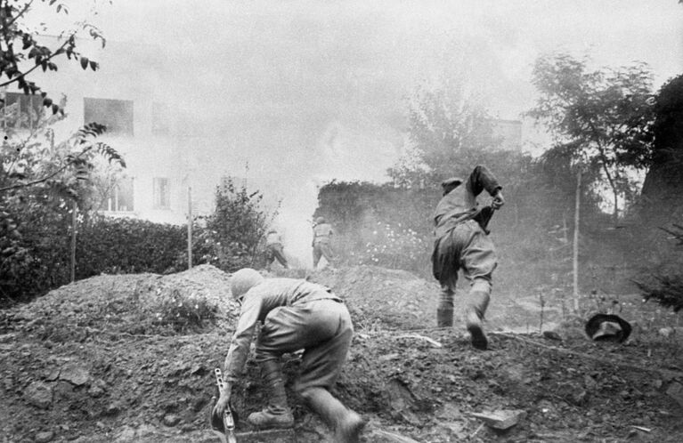 Великая Отечественная война 1941—1945 гг. Советская Армия ведет бои на территории фашисткой Германии. Штеттинско-Ростокская операция в рамках Берлинской наступательной операции,  16 апреля  — 8 мая 1945 г. Бой за город Росток