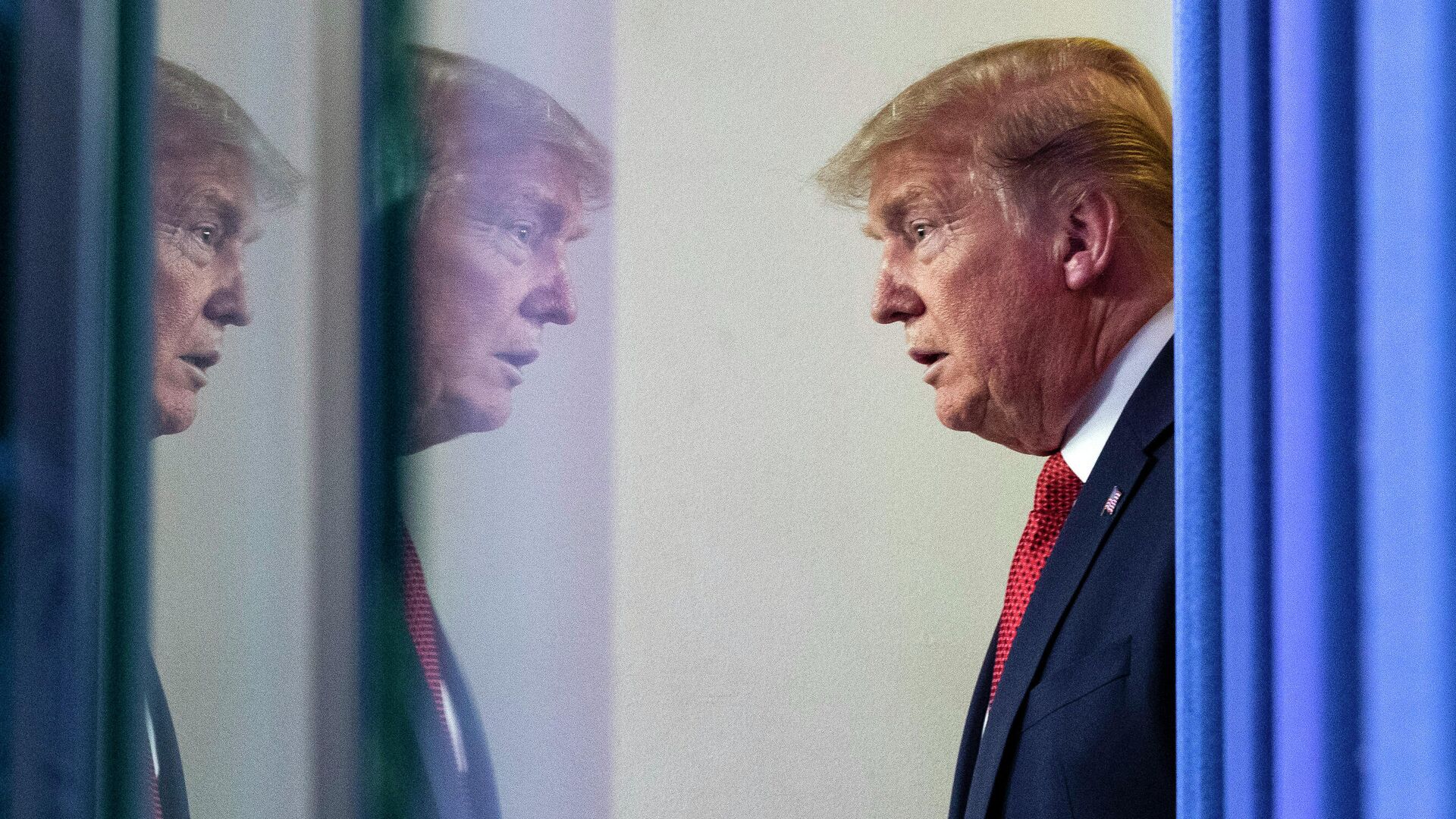 Президент США Дональд Трамп перед брифингом для прессы в Белом доме Президент США Дональд Трамп перед брифингом для прессы в Белом доме - РИА Новости, 1920, 28.04.2020