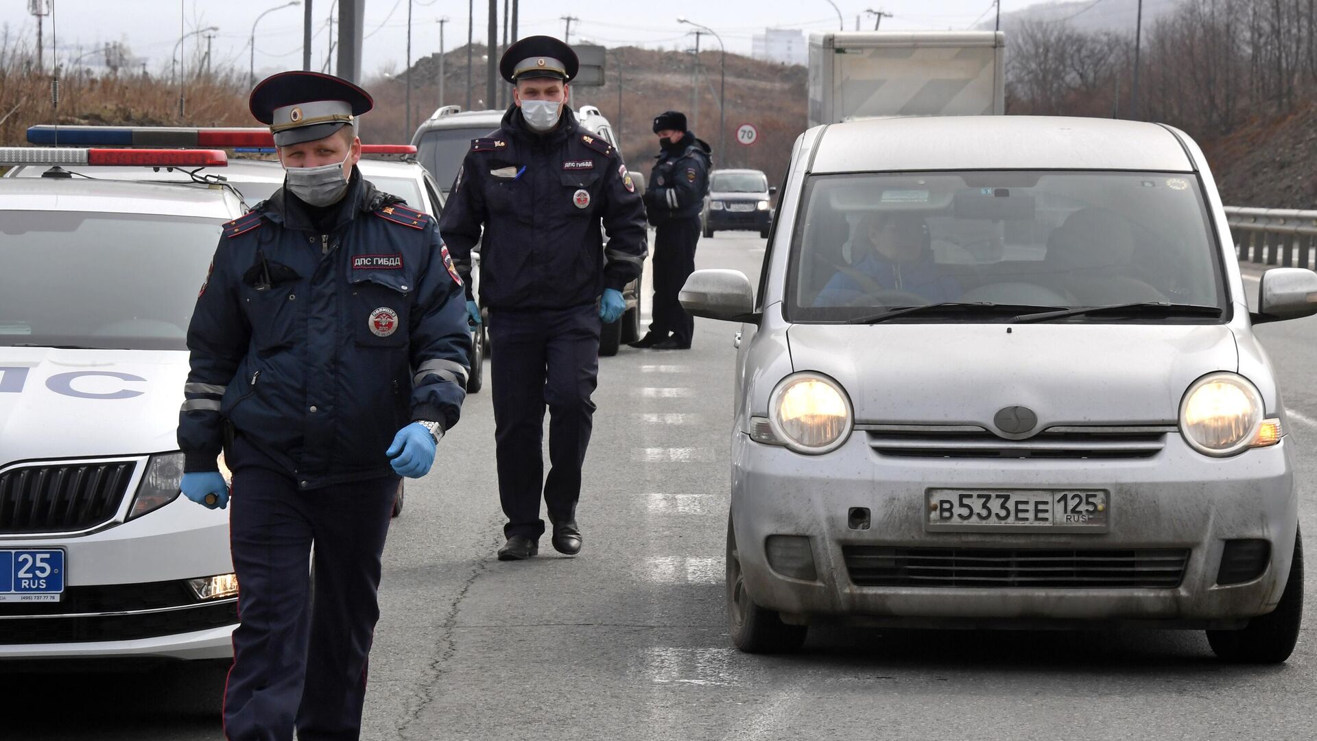Инспекторы ДПС проверяют документы у водителей, въезжающих на остров Русский - РИА Новости, 1920, 25.01.2021