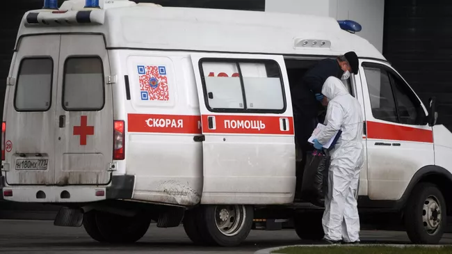 Автомобиль скорой помощи на территории Московского карантинного центра по коронавирусу в Коммунарке