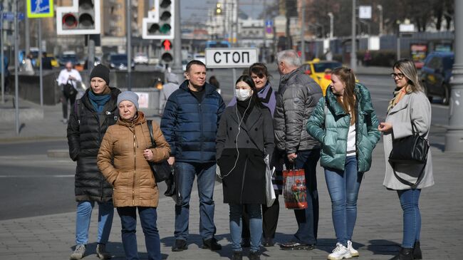 Горожане на одной из улиц в Москве