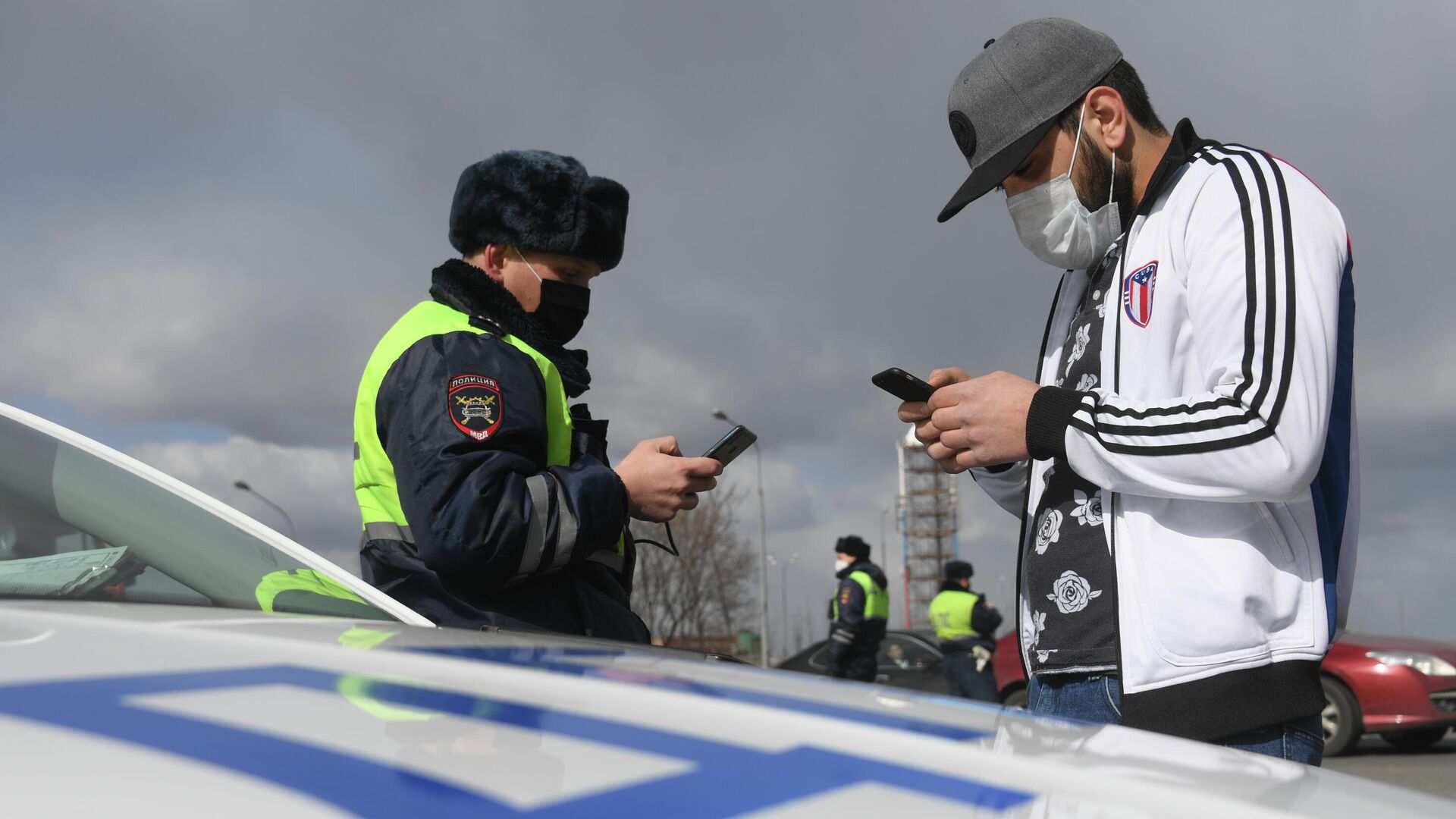 Инспектор дорожно-патрульной службы проверяет у водителя цифровой пропуск на передвижение по Москве - РИА Новости, 1920, 22.04.2020