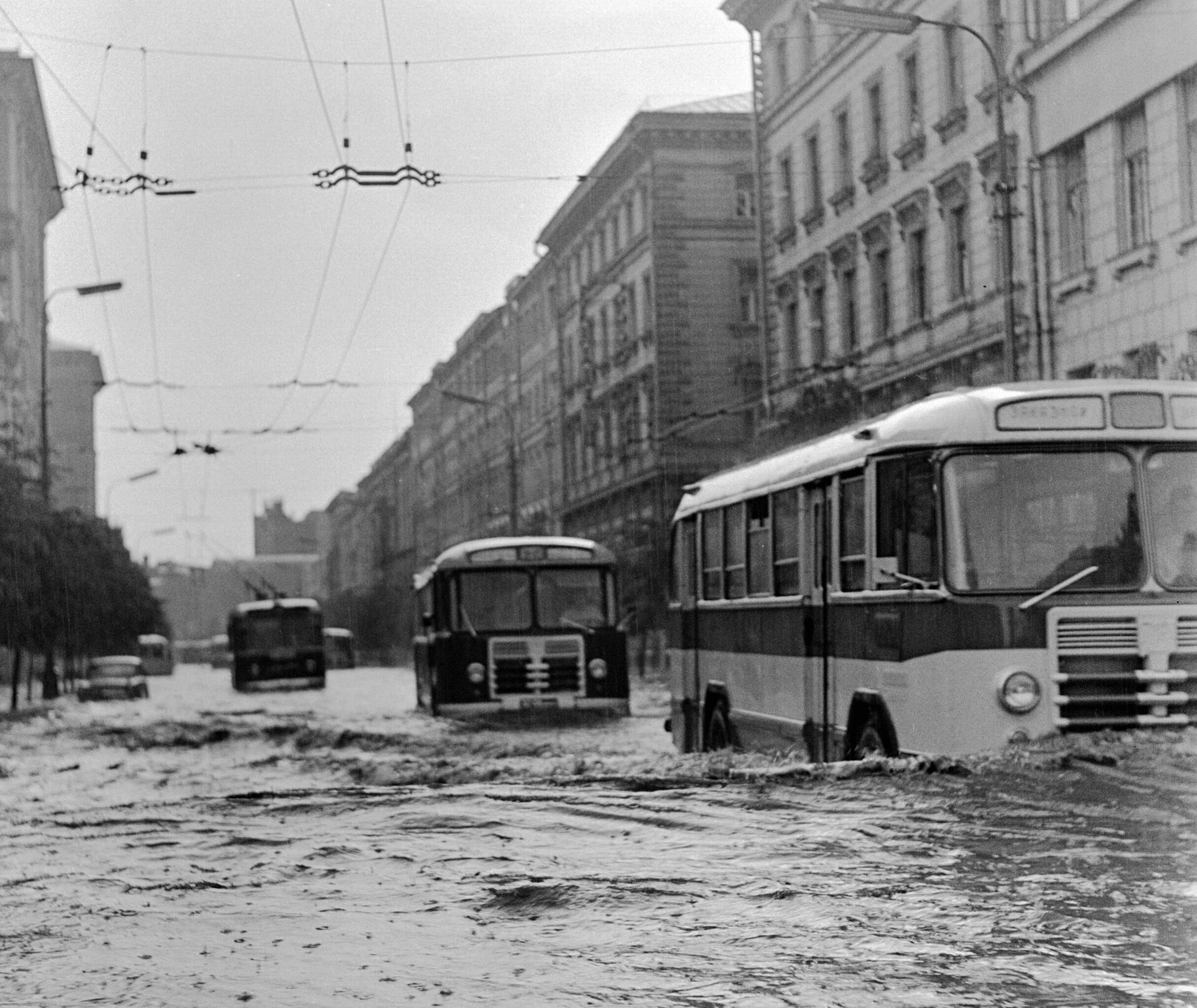 Городской транспорт движется по затопленным улицам города - РИА Новости, 1920, 10.03.2021