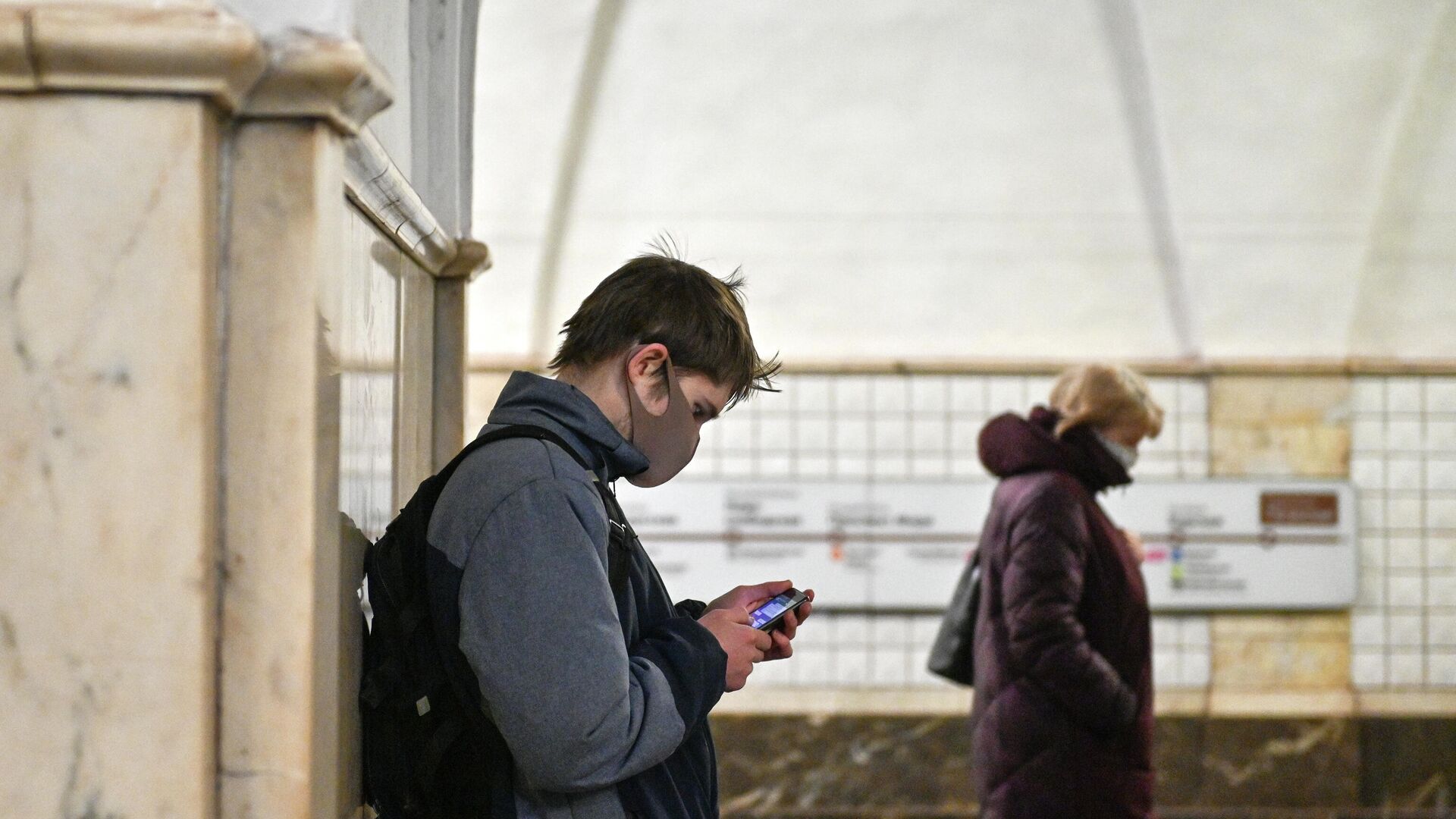 Пассажиры в защитных масках на станции метро Таганская Кольцевой линии в период режима самоизоляции граждан в Москве - РИА Новости, 1920, 23.10.2020