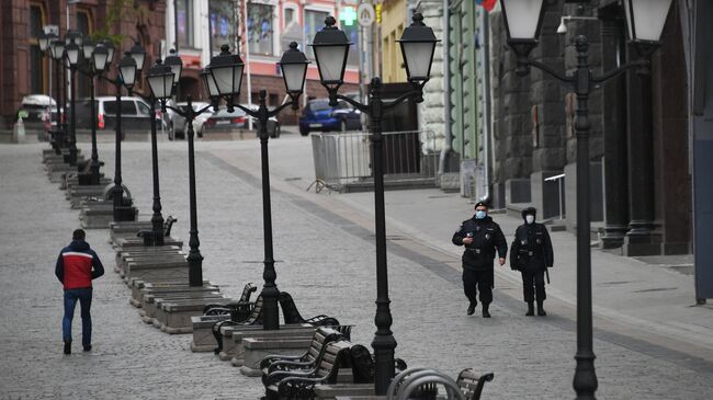 Сотрудники полиции на улице Кузнецкий мост в Москве в дни действия режима повышенной готовности из-за коронавируса 2019-n-CoV