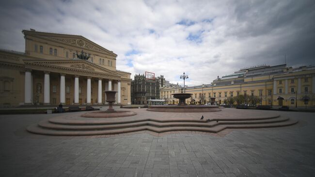 Неработающий фонтан перед Государственным академическим Большим театром (ГАБТ) на Театральной площади. Запуск фонтанов в Москве отложили из-за коронавируса