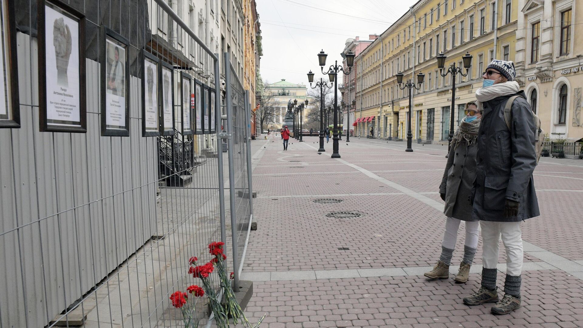 Прохожие у стены памяти умершим от коронавируса медикам в Санкт-Петербурге - РИА Новости, 1920, 02.03.2021