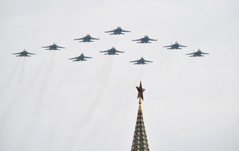 Истребители МиГ-29 и Су-30СМ на репетиции воздушной части парада Победы в Москве Истребители МиГ-29 и Су-30СМ на репетиции воздушной части парада Победы в Москве