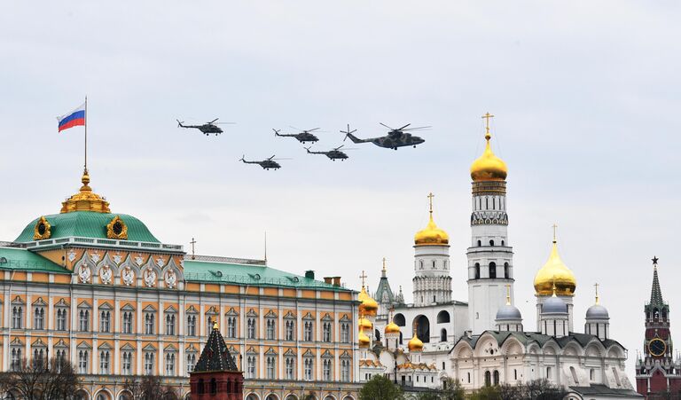 Тяжелые вертолеты Ми-26 на репетиции воздушной части парада Победы в Москве Тяжелые вертолеты Ми-26 на репетиции воздушной части парада Победы в Москве