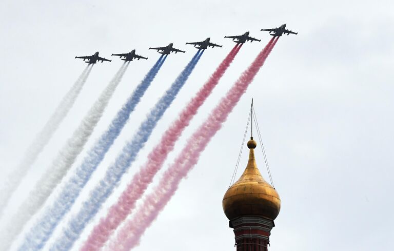 Штурмовики Су-25 на репетиции воздушной части парада Победы в Москве Штурмовики Су-25 на репетиции воздушной части парада Победы в Москве