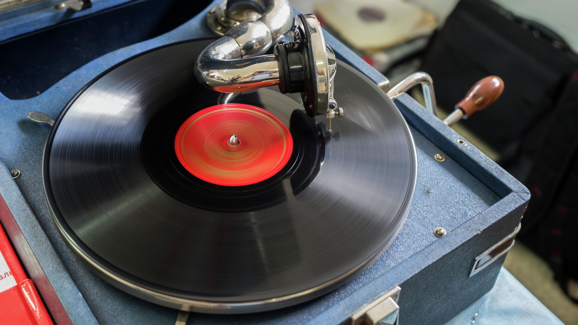 Советский патефон в клубе исторической реконструкции  - РИА Новости, 1920, 24.03.2025