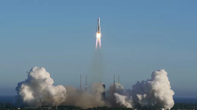 Ракета-носитель Чанчжэн-5B во время старта с космодрома Вэньчан 