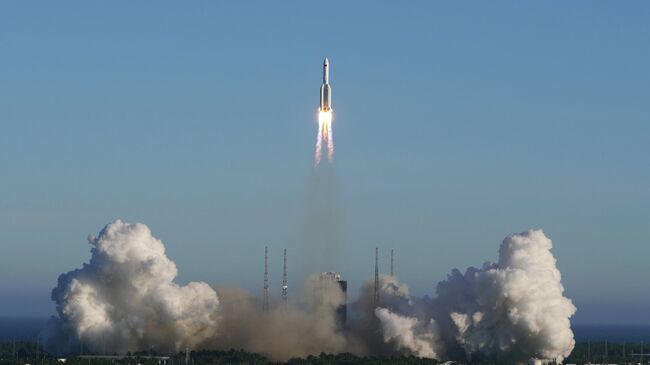 Ракета-носитель Чанчжэн-5B во время старта с космодрома Вэньчан 