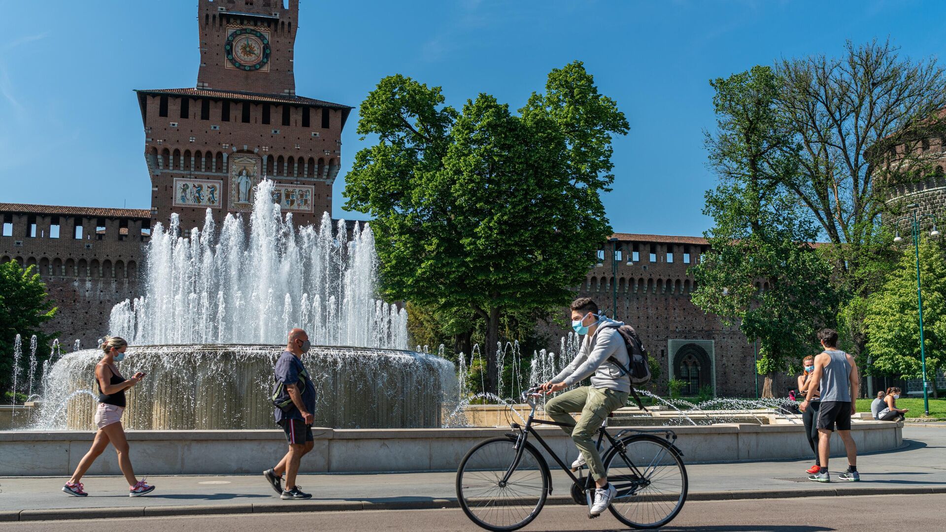 Люди на площади у замка Сфорца в Милане - РИА Новости, 1920, 27.11.2020