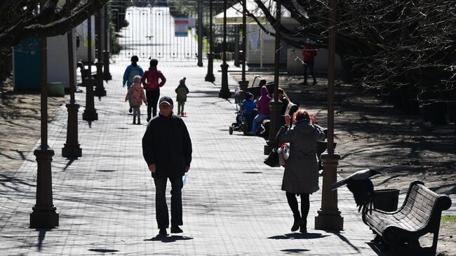 Горожане отдыхают в Ботаническом саду в Минске