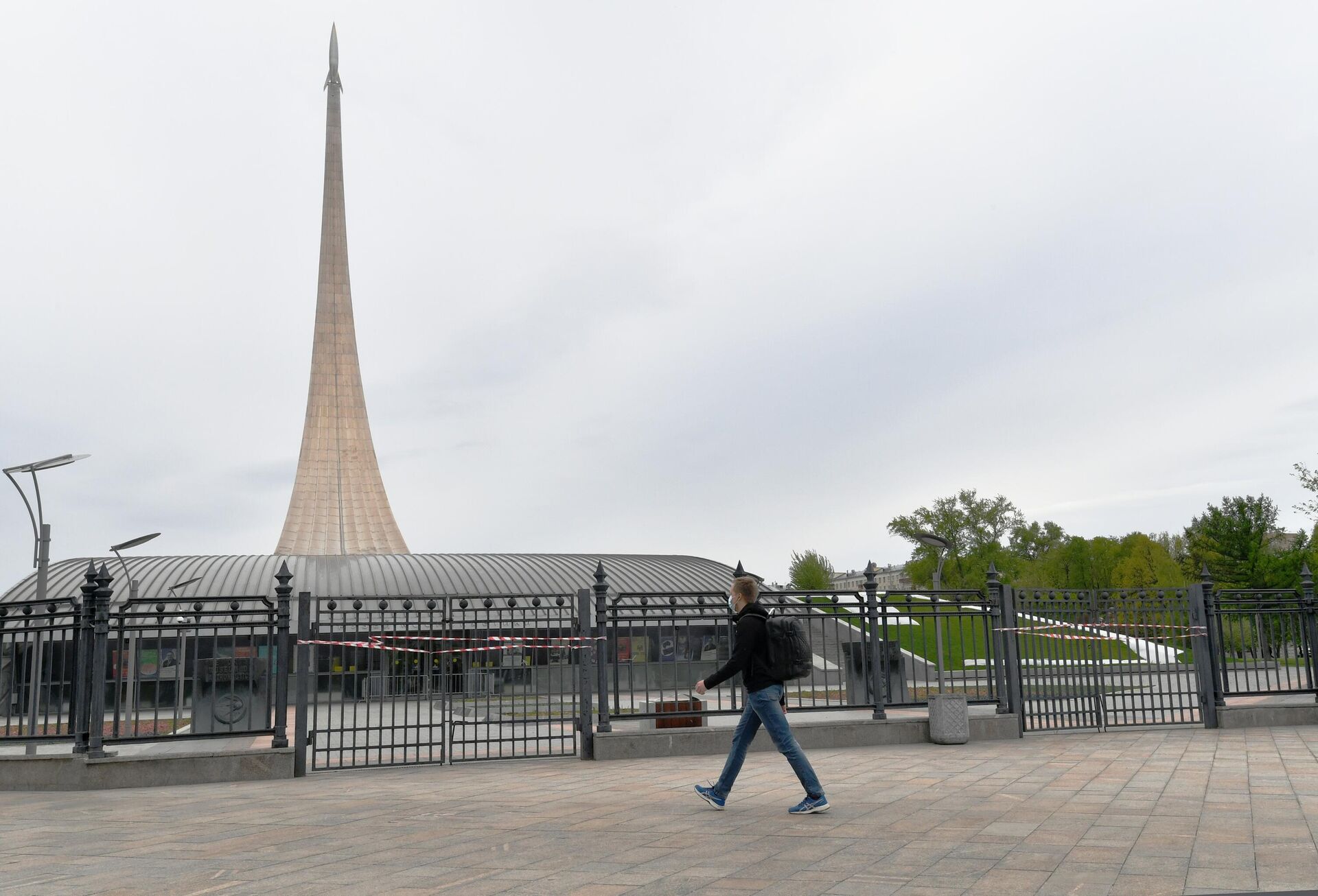 Мужчина идет возле музея космонавтики в Москве - РИА Новости, 1920, 22.08.2022