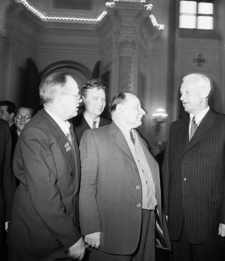 Писатель Александр Фадеев, поэты Якуб Колас и Петр Бровка (справа налево). Второй Всесоюзный съезд советских писателей.