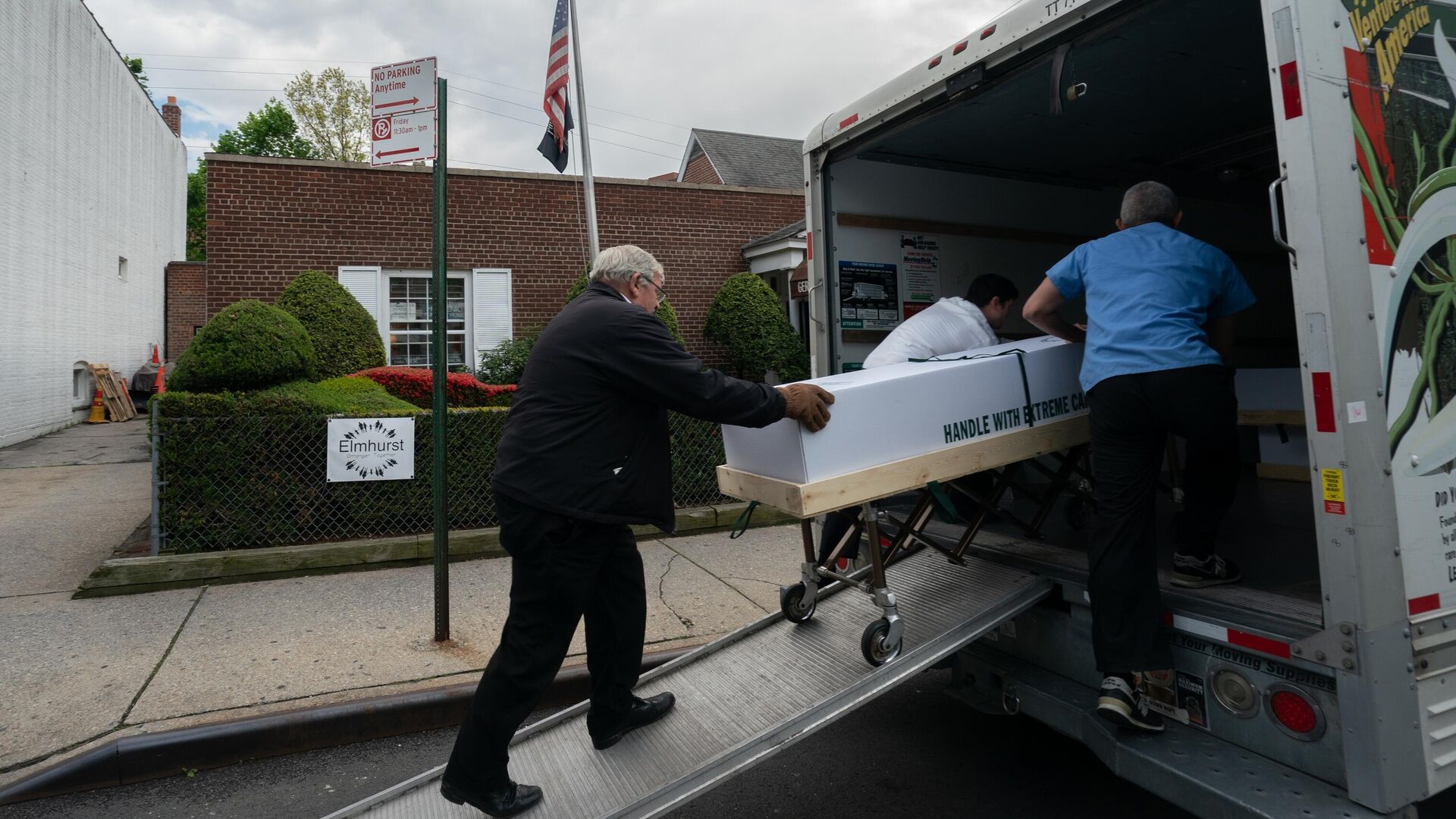 Похороны умерших от коронавируса в США Похороны умерших от коронавируса в США - РИА Новости, 1920, 09.07.2020