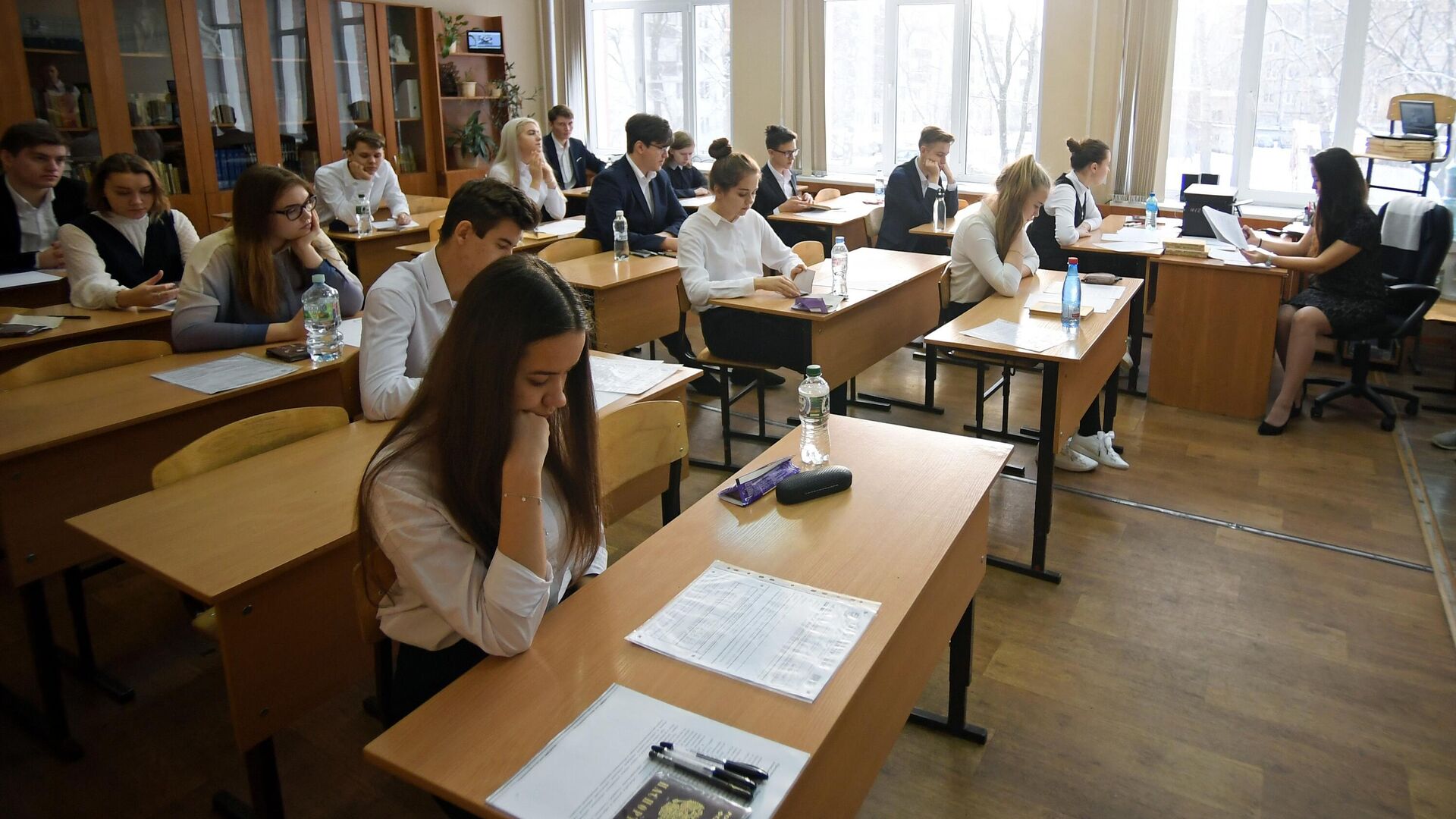 Учащиеся гимназии №94 пишут обязательное итоговое сочинение по литературе, являющееся допуском к ЕГЭ - РИА Новости, 1920, 28.04.2026