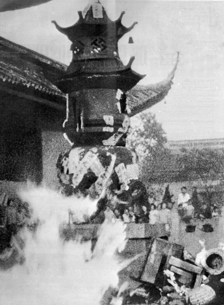 Культурная революция в Китае. Хунвейбины сжигают картины китайских художников с изображением бамбука и книги классиков мировой литературы, как детище капитализма.