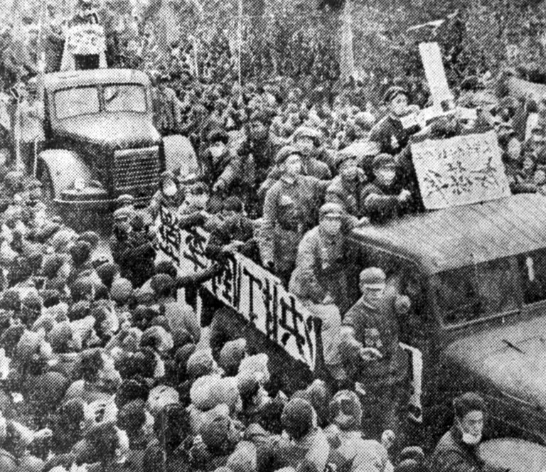 Культурная революция в Китае. Хунвейбины везут по улице на автомобиле связанного члена ЦК КПК, первого секретаря Аньхойского провинциального комитета КПК Бао-хуа Ли