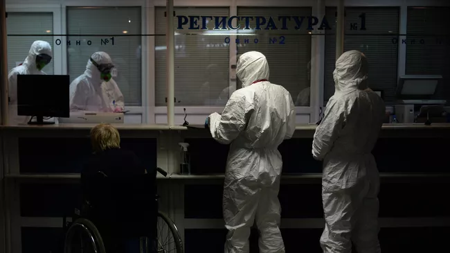 Врачи в центральной клинической больнице РЖД-Медицина в Москве, где проходят лечение больные с COVID-19