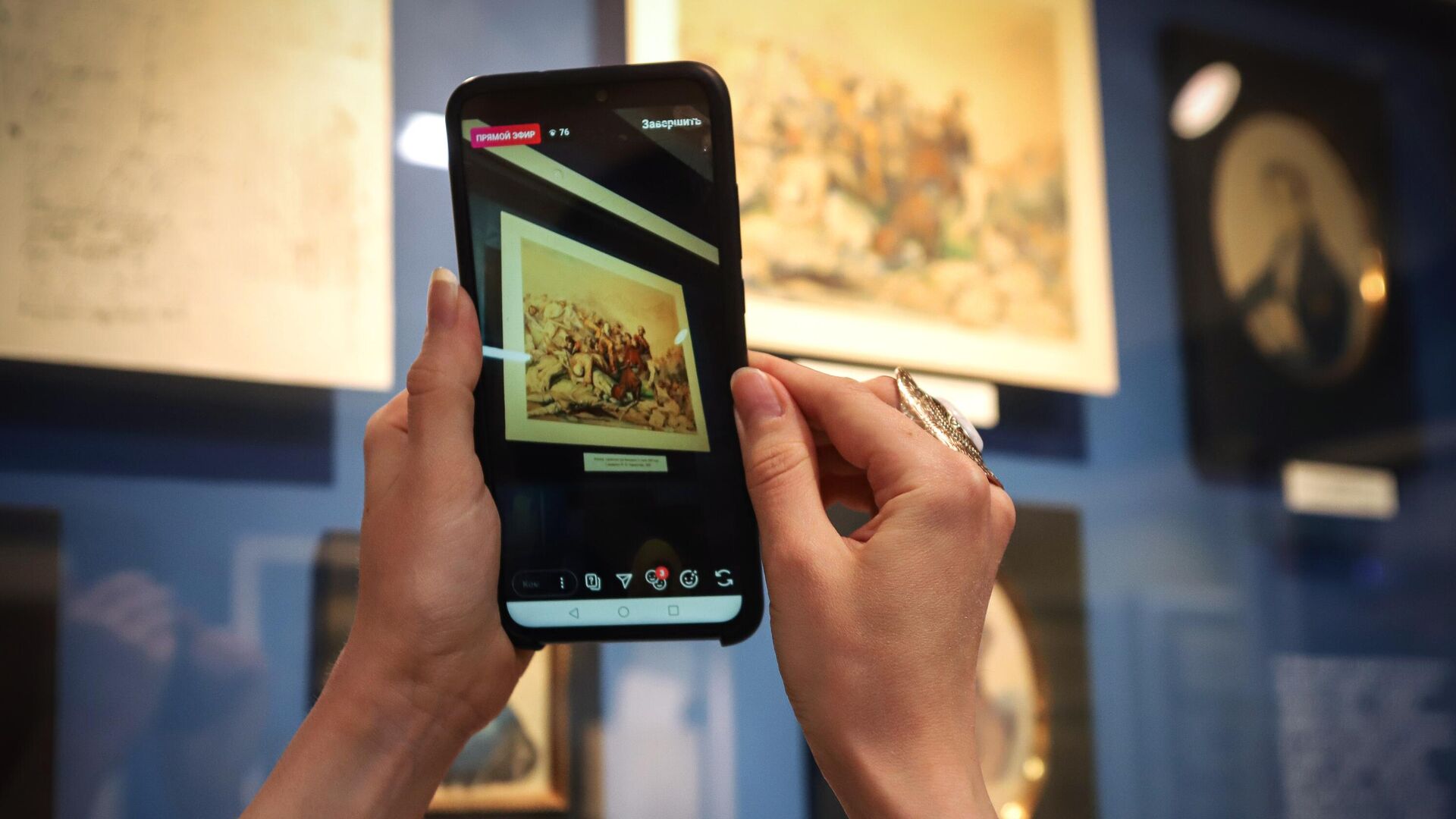 Сотрудница музея заповедника имени М. Ю. Лермонтова ведет онлайн-трансляцию в рамках всероссийской акции Ночь музеев в Пятигорске - РИА Новости, 1920, 17.05.2025