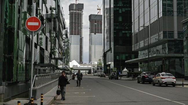 Прохожие на территории международного делового центра Москва-Сити