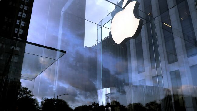 Логотип компании Apple на магазине Apple store в Нью-Йорке