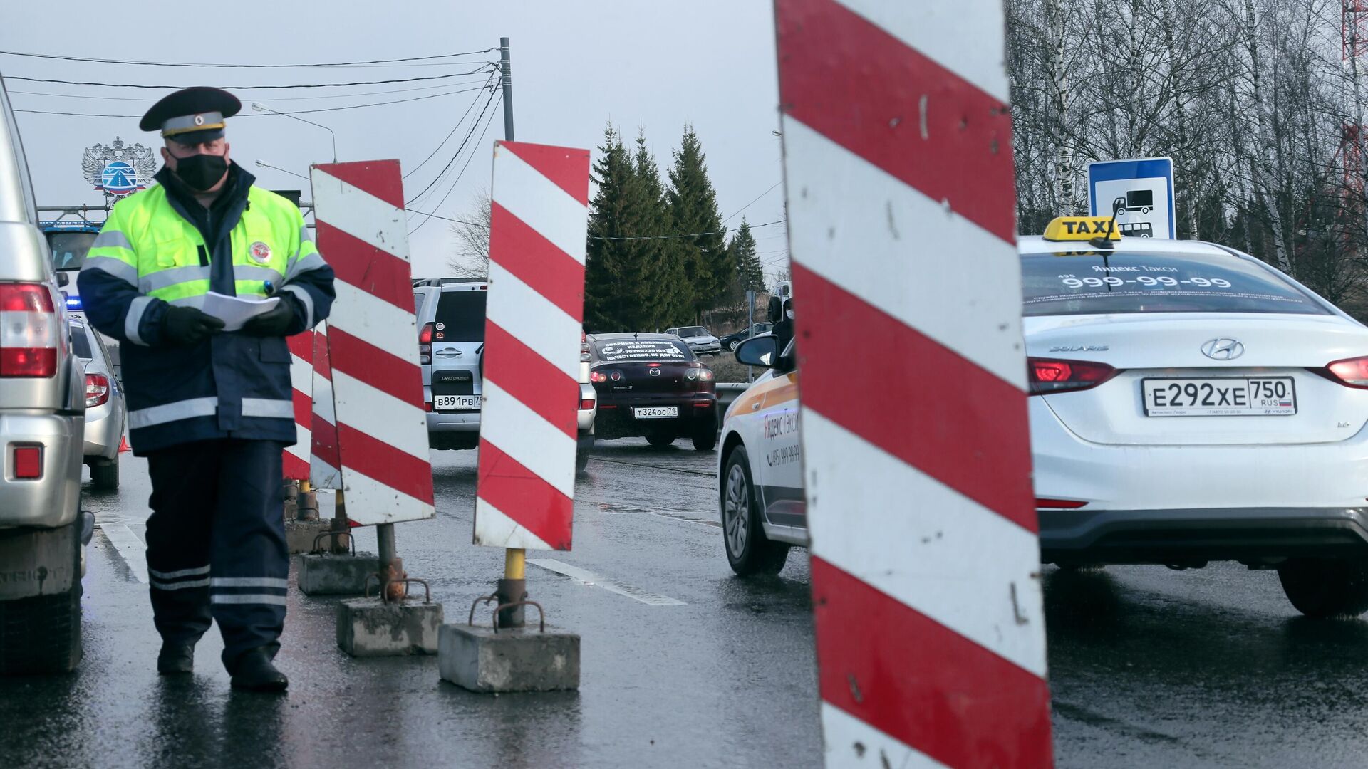 Инспекторы дорожно-патрульной службы проверяют документы у водителей на автотрассе М-2 Крым при въезде в Тульскую область - РИА Новости, 1920, 09.11.2020