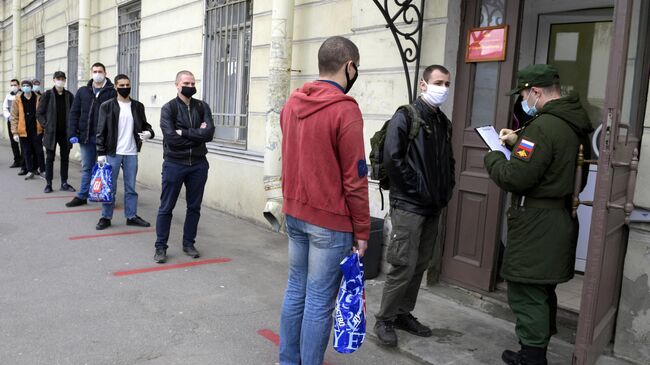 Призывники в сборном пункте военного комиссариата в Санкт-Петербурге