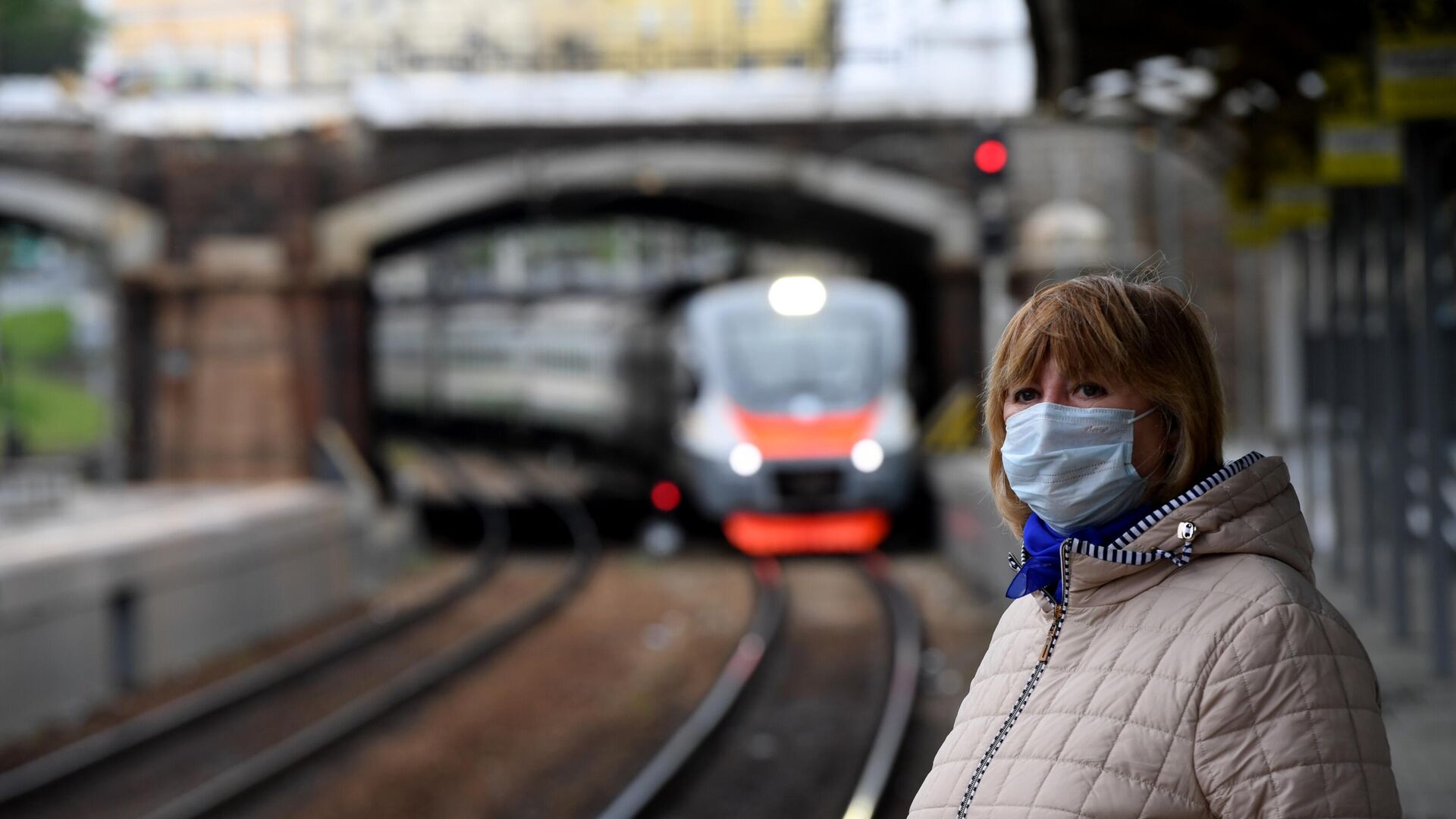 Пассажирка в защитной маске на станции Московских центральных диаметров Белорусская - РИА Новости, 1920, 26.08.2020