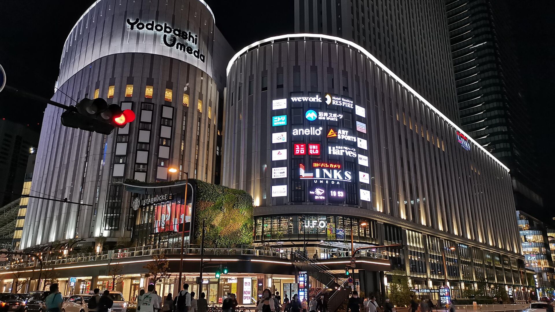 Магазин электроники Yodobashi Camera у центральной железнодорожной станции Осака - РИА Новости, 1920, 17.12.2021