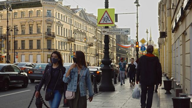 Прохожие на Невском проспекте в Санкт-Петербурге