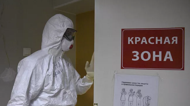 Медицинский работник в госпитале COVID-19 в больнице No122 им. Л. Г. Соколова в Санкт-Петербурге